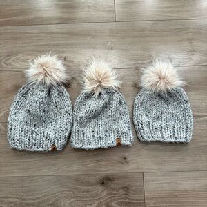 3 Knit hat with faux fur Pom